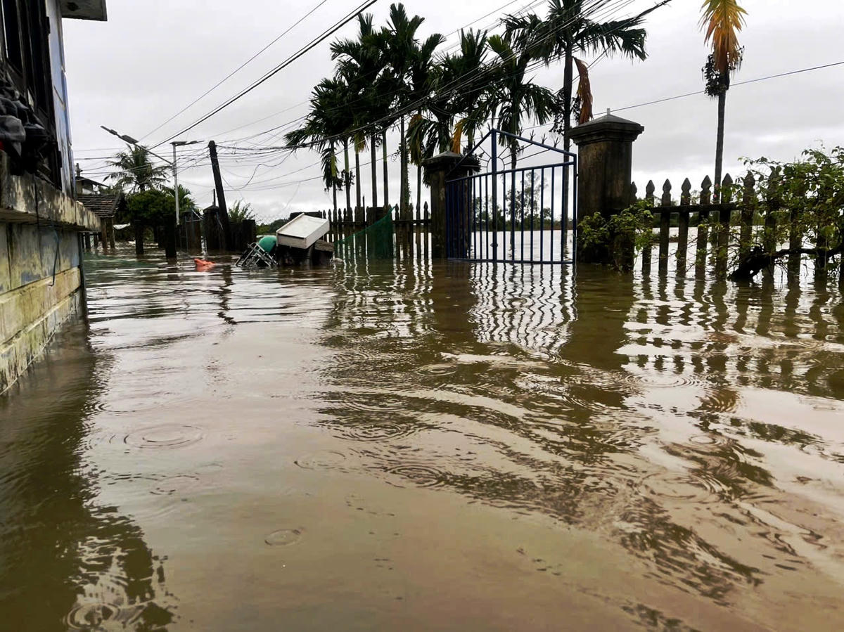 Tại xã Thăng Điền sau những ngày ngập lũ hôm qua nước vừa rút thì sáng nay ngập trở lại. Ảnh: Tấn Thành.