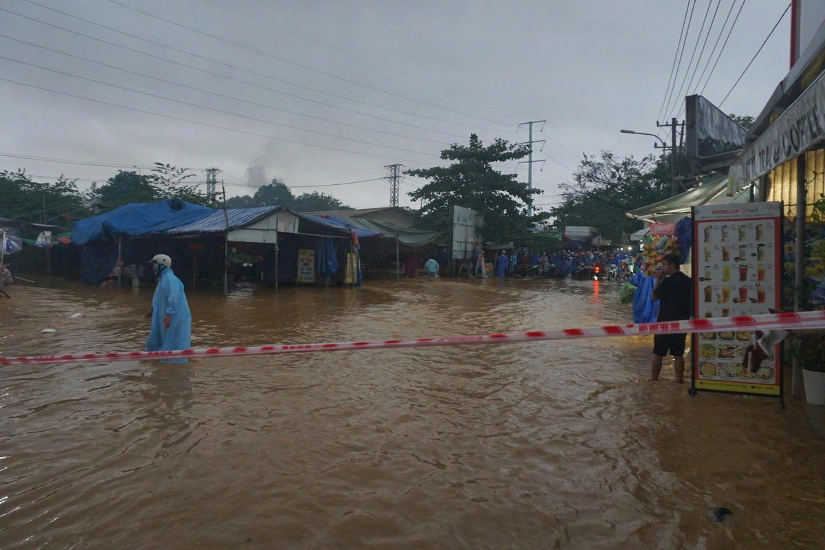 Khu vực ngập sâu căng dây cảnh báo người qua lại. Ảnh: Nguyễn Tú.