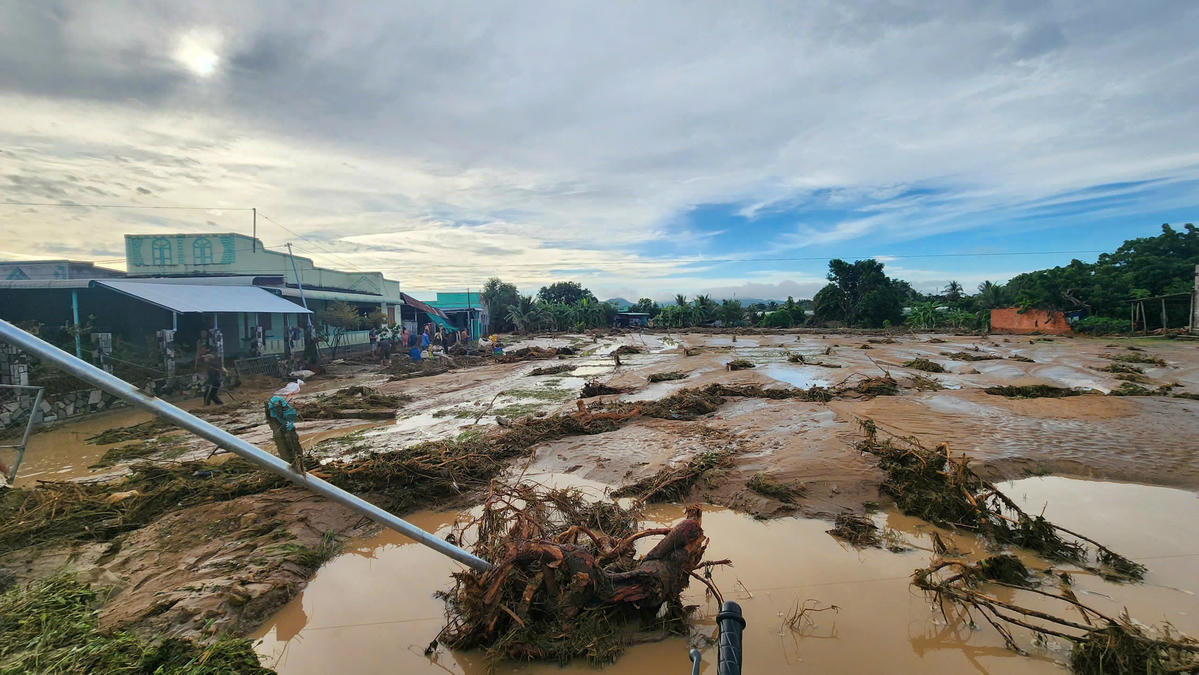 Khung cảnh hoang tàn, ngổn ngang tại khu dân cư. Ảnh:TT.