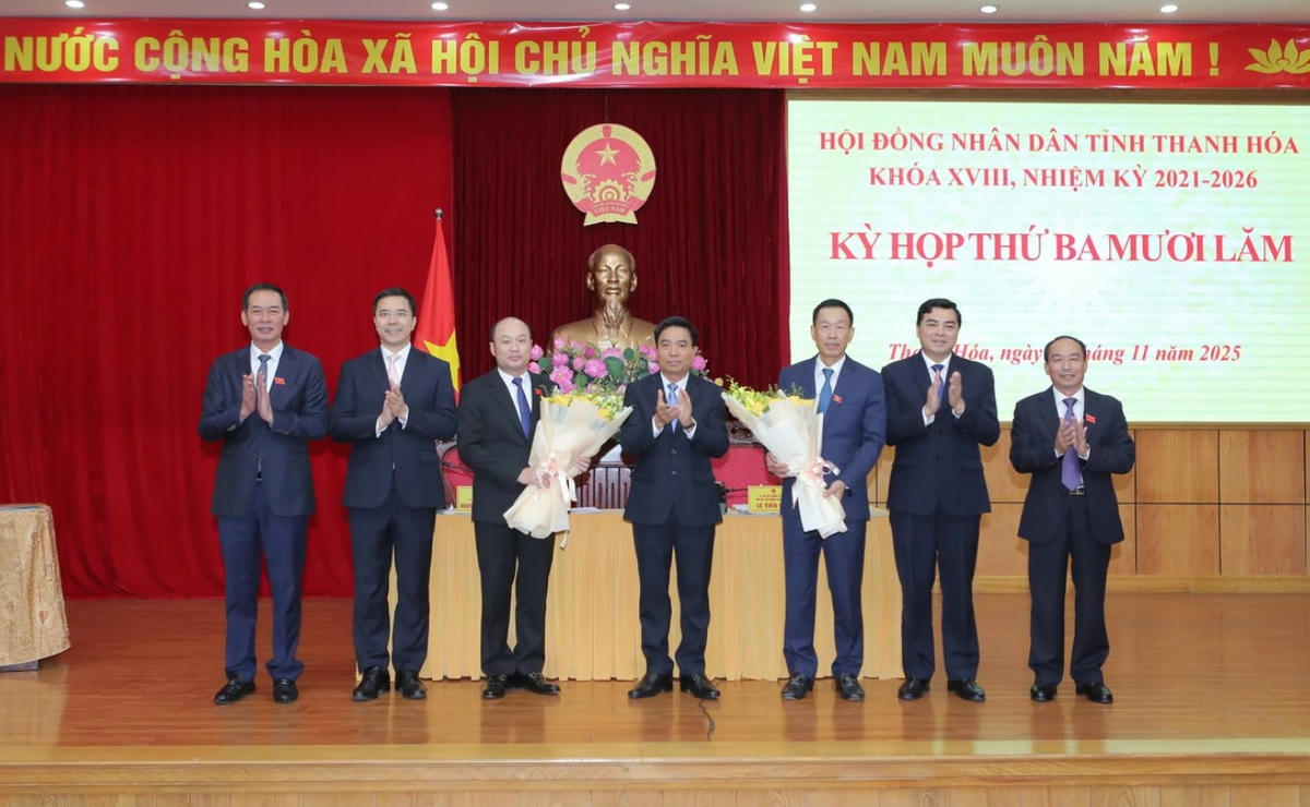 Bí thư Tỉnh ủy Nguyễn Doãn Anh cùng các lãnh đạo chủ chốt tỉnh Thanh Hóa tặng hoa chúc mừng ông Lê Quang Hùng và ông Cao Văn Cường vừa được HĐND tỉnh bầu giữ chức Phó Chủ tịch UBND tỉnh, nhiệm kỳ 2021-2026. Ảnh Nguyễn Chung.