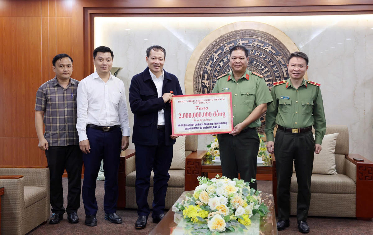 Đại diện Công an tỉnh Phú Thọ tiếp nhận hỗ trợ 2 tỷ đồng của tỉnh Đồng Nai dành cho gia đình chiến sỹ bị ảnh hưởng bởi thiên tai.