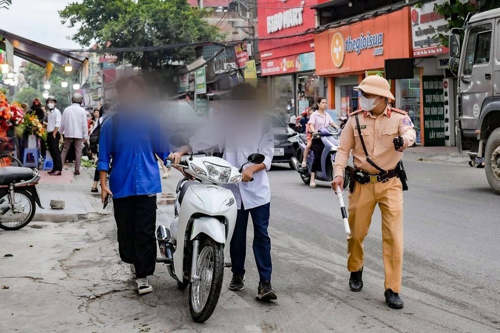 Học sinh vi phạm giao thông bị CSGT Hà Nội xử lý. Ảnh: Lê Khánh.