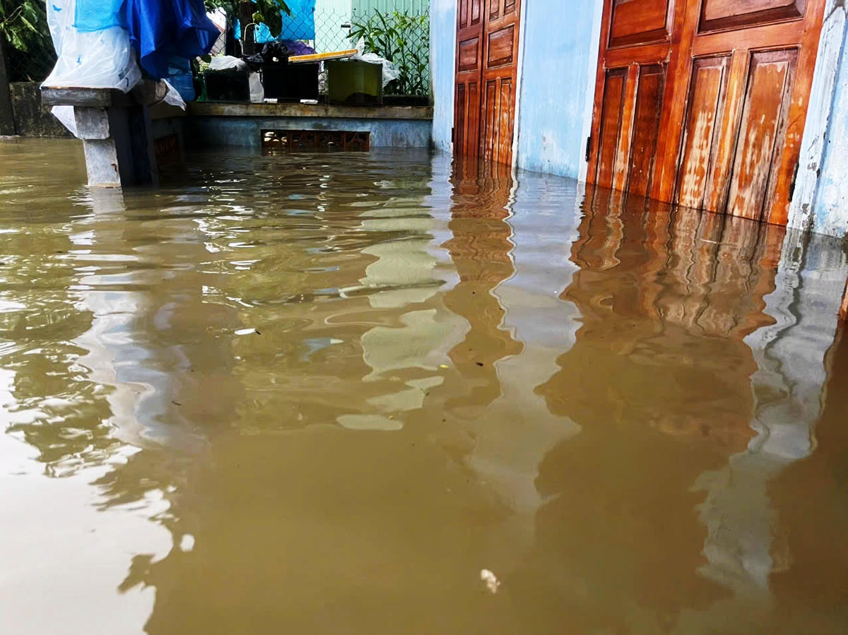 Mưa lớn trở lại khiến nhiều nhà dân ngập nước. Ảnh Tấn Thành.