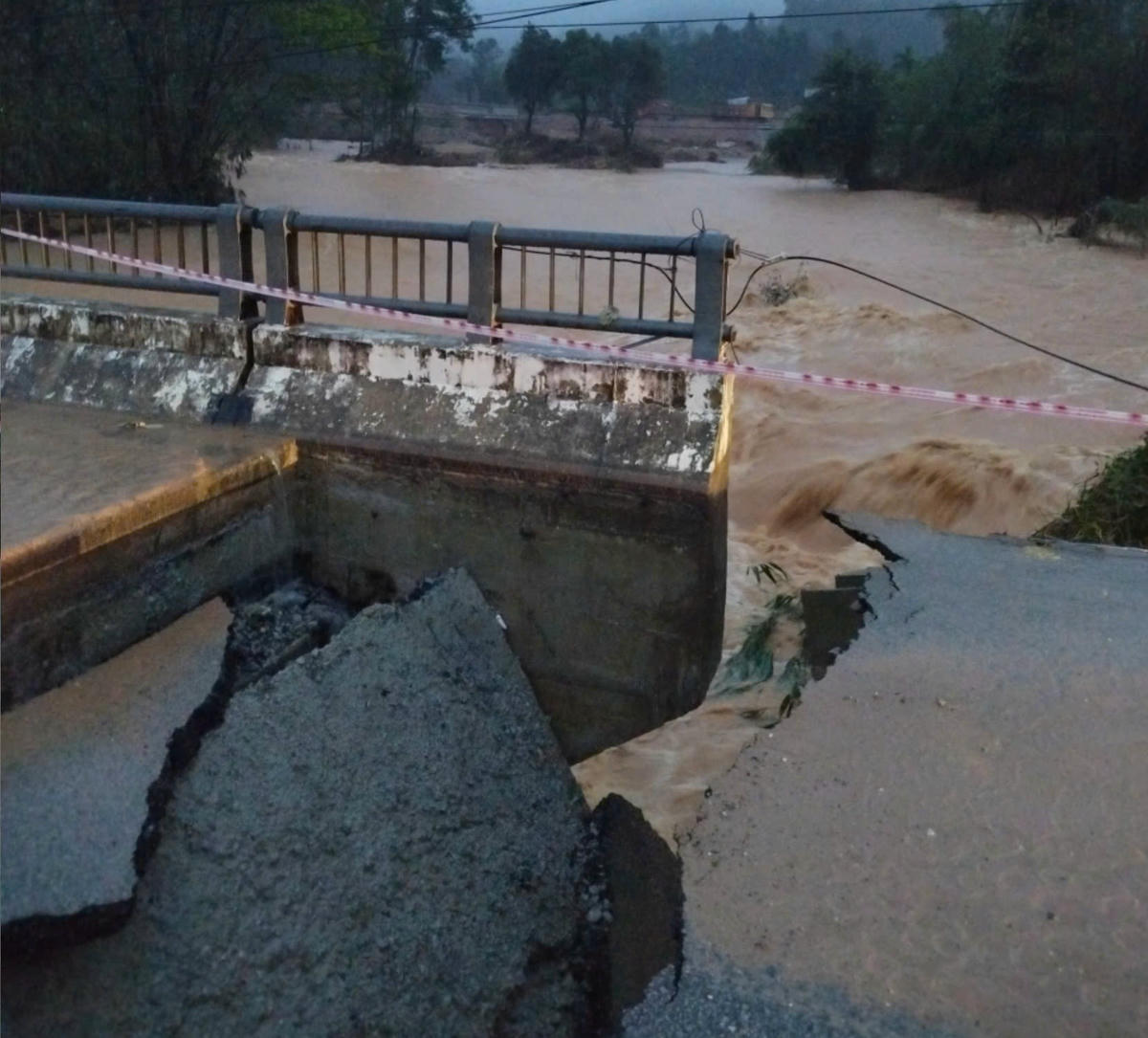 Mố cầu Phú Mậu bị hư hỏng nghiêm trọng. Ảnh: CTV.