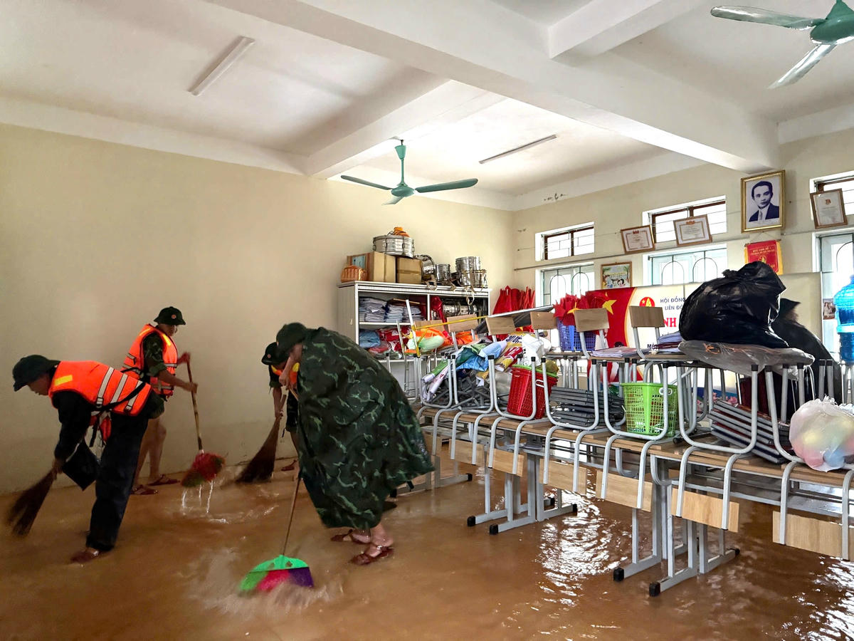 Kinh nghiệm của người dân vùng “rốn lũ”, nước rút đến đâu dọn dẹp đến đó. Ảnh: ĐS.