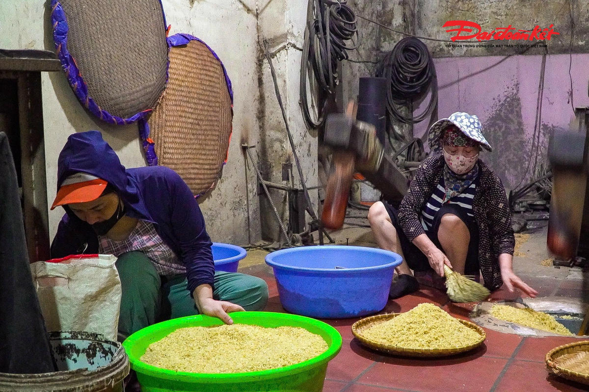 Khâu rất quan trọng để ra được một mẻ cốm mềm, dẻo, thơm ngon chính là giã cốm.