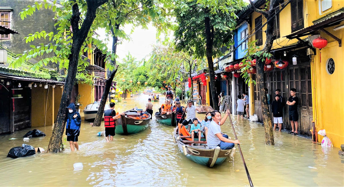 Người dân di chuyển bằng thuyền tại ngã ba Trần Phú - Lê Lợi, phường Hội An. Ảnh: CV.