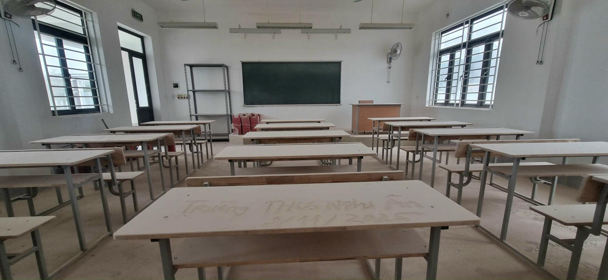 Trường học xây xong bỏ không, phòng học dính đầy bụi bẩn. Ảnh: Điền Bắc