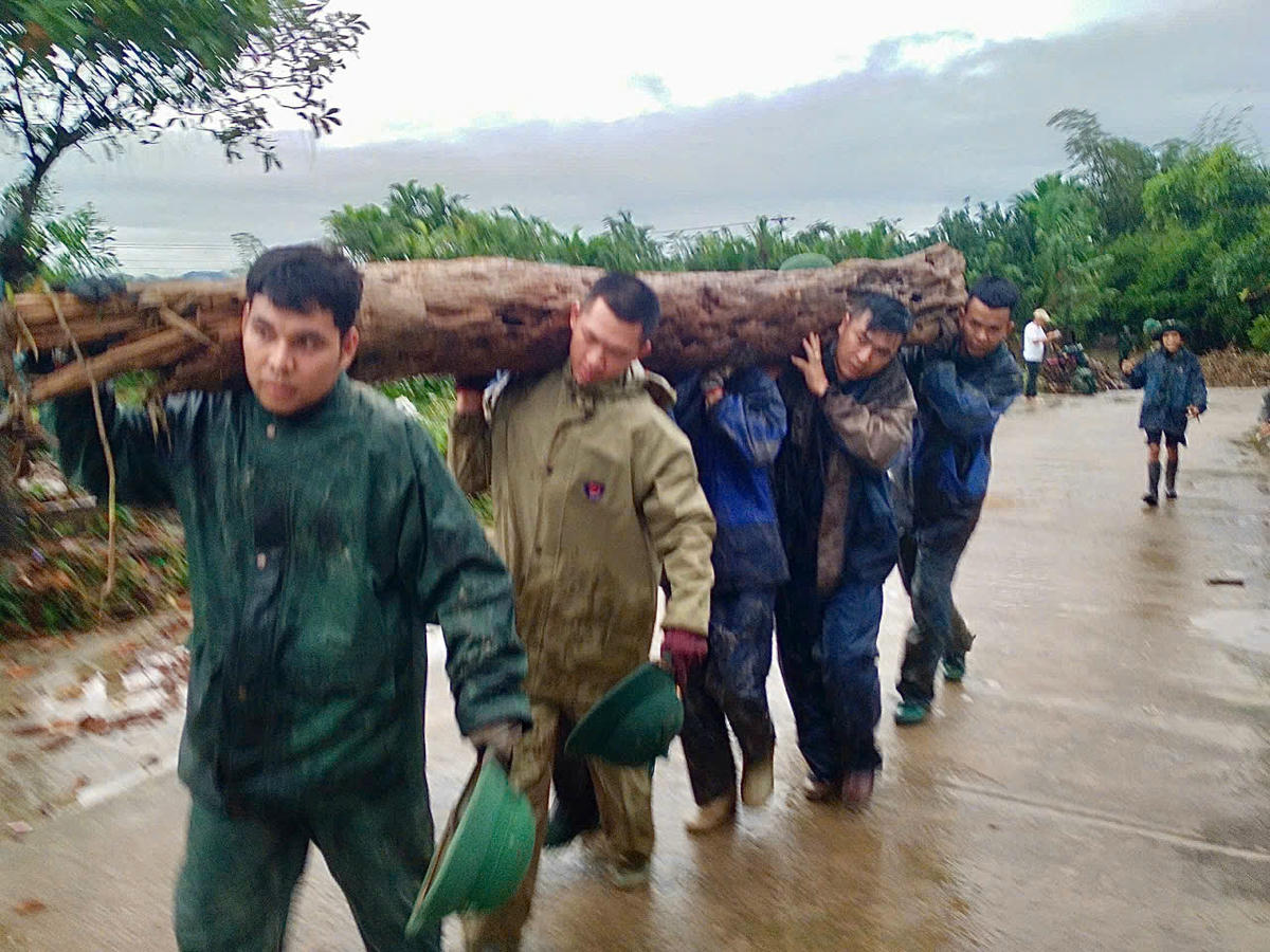 Sự có mặt của bộ đội mang lại yên tâm cho người dân xã Quế Phước. Ảnh: Hoàng Nam Thành. 