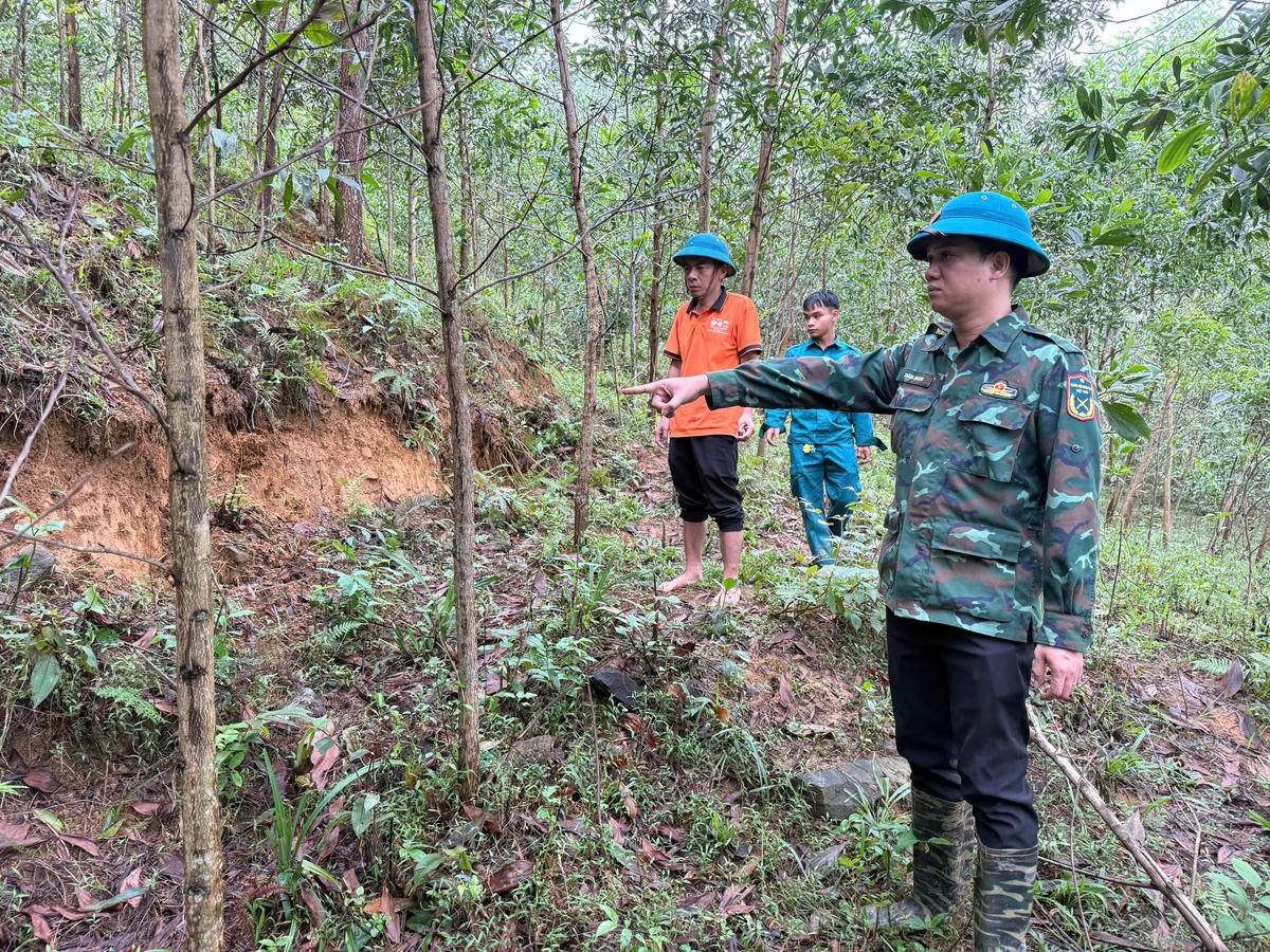 Vết sụt lún sâu hơn 1m trên đỉnh núi tại thôn Đắc Rích, xã La Dêê. Ảnh: CV.