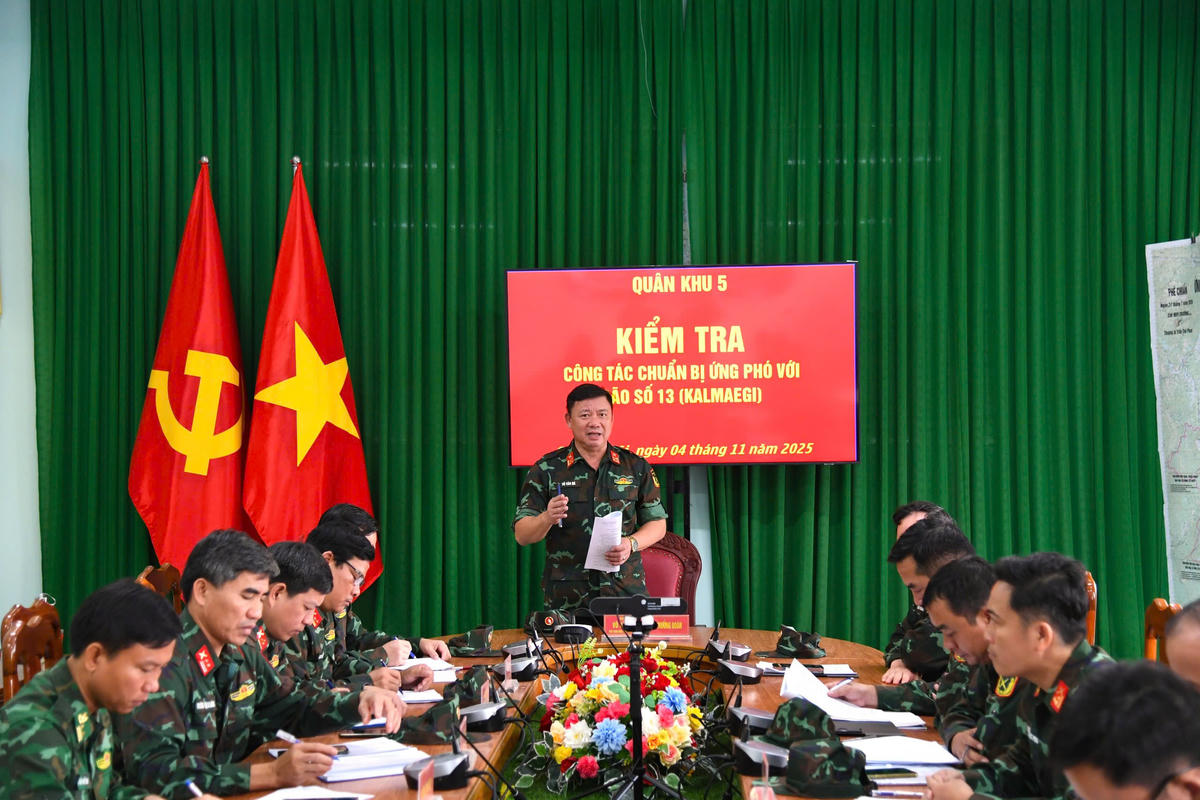 Đại tá Võ Văn Bá, Phó Tham mưu trưởng Quân khu 5 chỉ đạo công tác chuẩn bị ứng phó với bão Kalmaegi tại tỉnh Quảng Ngãi. Ảnh: CV.