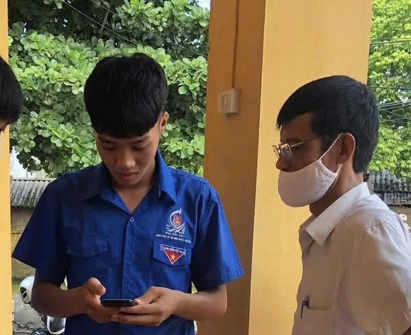 Hướng dẫn người dân sử dụng các tính năng của điện thoại thông minh là một trong những nội dung của chương trình giảm nghèo thông tin trên địa bàn tỉnh Thái Nguyên.