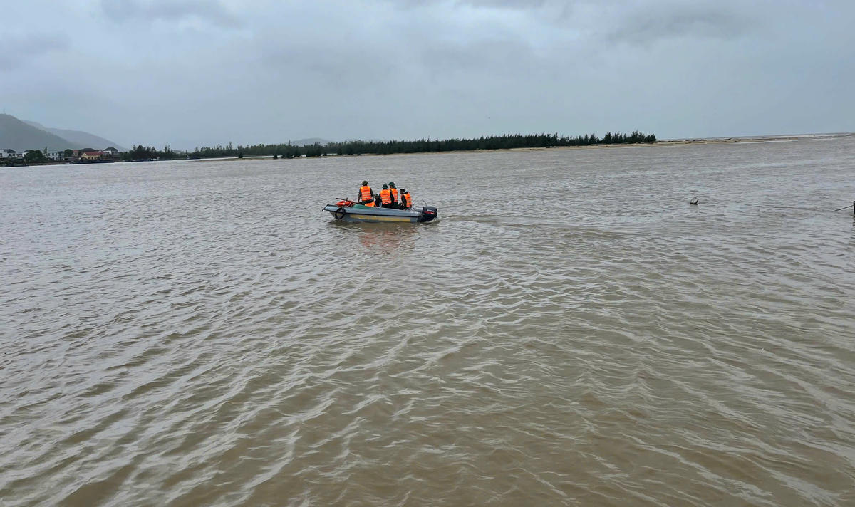 Cán bộ chiến sĩ Đồn Biên phòng Roòn phối hợp tìm kiếm ngư dân mất tích. Ảnh: BP.