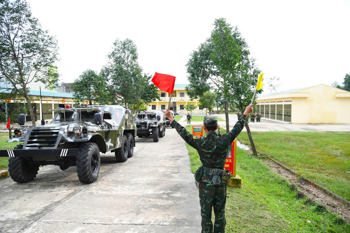 Xe thiết giáp sẵn sàng ứng cứu người dân trong bão số 13. Ảnh: CV.