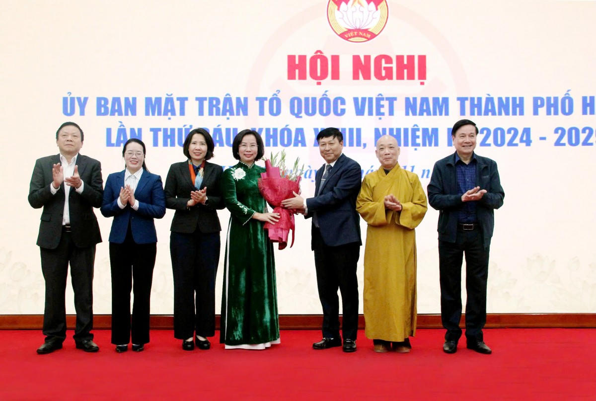 Ban Thường trực Ủy ban MTTQ Việt Nam thành phố Hà Nội tặng hoa chúc mừng bà Bùi Huyền Mai.