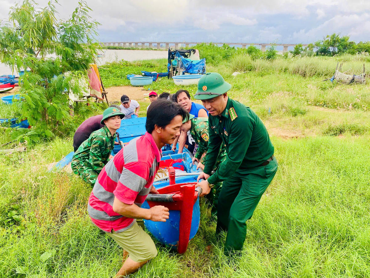 Đồn Biên phòng Tuy Hoà hỗ trợ ngư dân kéo ghe, neo đậu tàu thuyền an toàn trước bão số 13.&nbsp; Dân Quân.