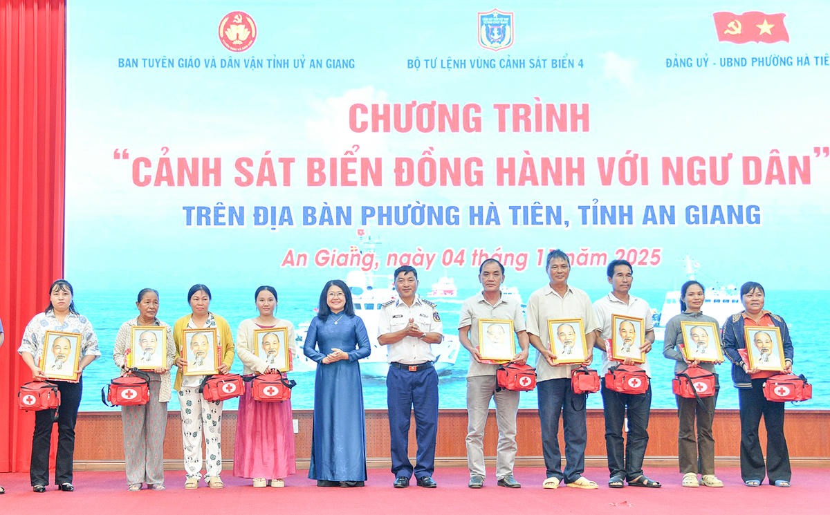 Bộ Tư lệnh Vùng Cảnh sát biển 4 tặng cờ Tổ quốc, ảnh Bác Hồ và túi thuốc y tế cho các chủ phương tiện, thuyền trưởng tàu cá phường Hà Tiên. Ảnh Bộ Tư lệnh Vùng Cảnh sát biển 4. Ảnh Nguyễn Minh
