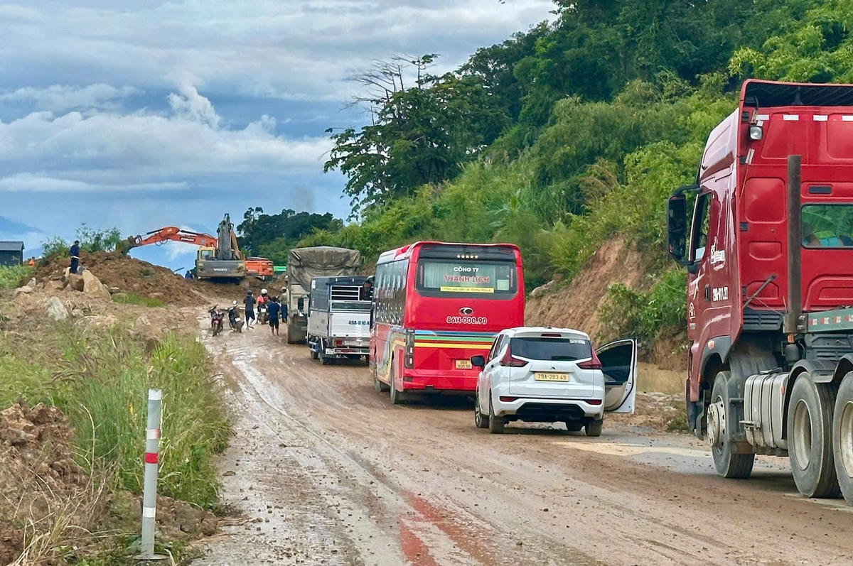 Ô tô và xe máy bị ùn ứ kéo dài.