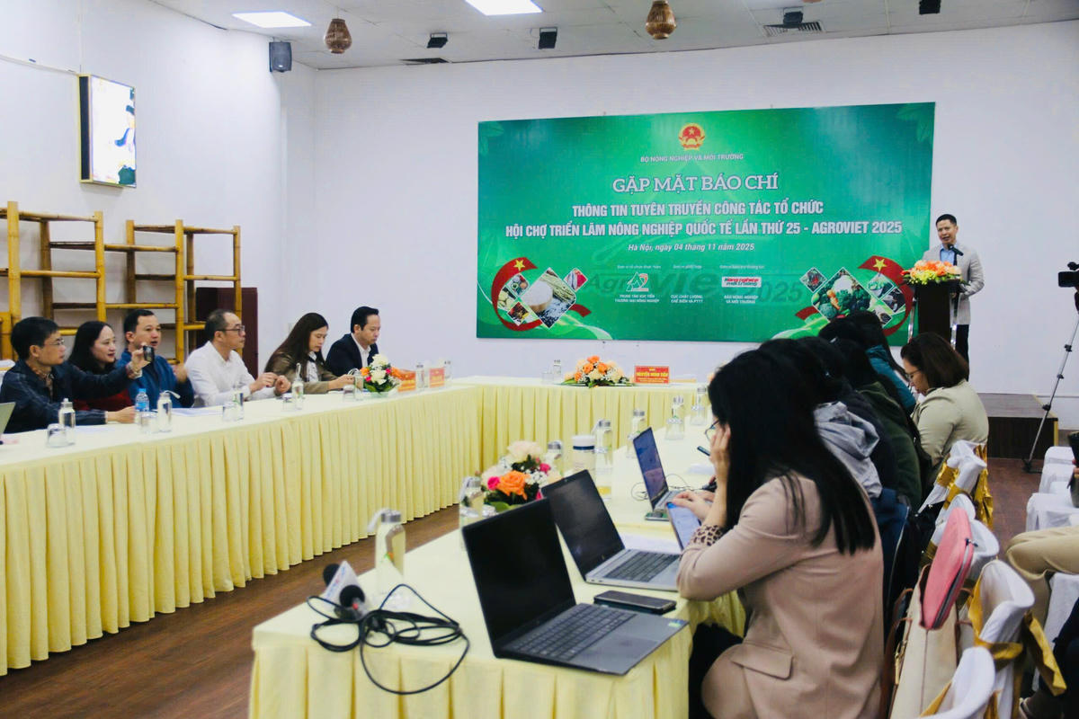 Toàn cảnh buổi họp báo. Anh: T.B.