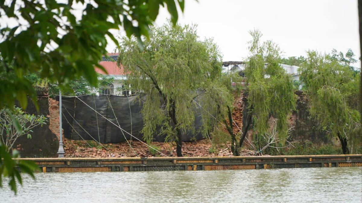 Một đoạn tường Hoàng thành Huế bị sập do mưa lũ. Ảnh T.H.