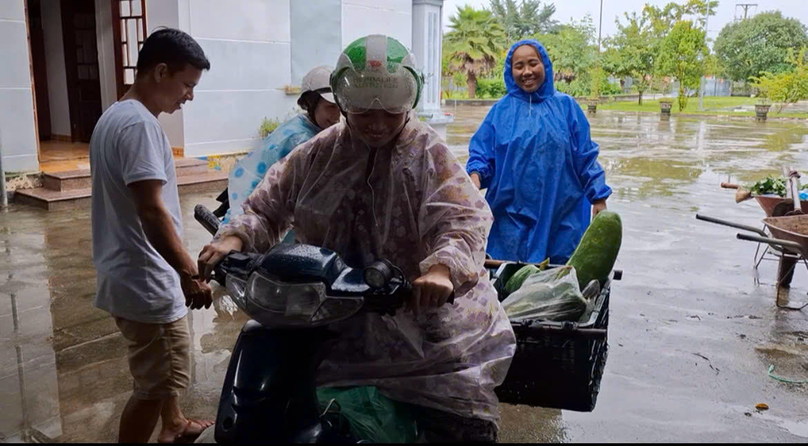 Tấm lòng người dân xã Quế Phước dành cho lực lượng Lữ đoàn 574. Ảnh: Hoàng Nam Thành.
