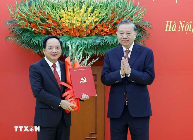 Tổng Bí thư Tô Lâm trao Quyết định của Bộ Chính trị điều động, phân công, bổ nhiệm đồng chí Trịnh Văn Quyết giữ chức Trưởng Ban Tuyên giáo và Dân vận Trung ương. (Ảnh: Thống Nhất/TTXVN)