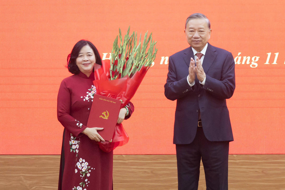 Tổng Bí thư Tô Lâm trao Quyết định của Bộ Chính trị và tặng hoa chúc mừng bà Bùi Thị Minh Hoài. Ảnh: Quang Vinh.