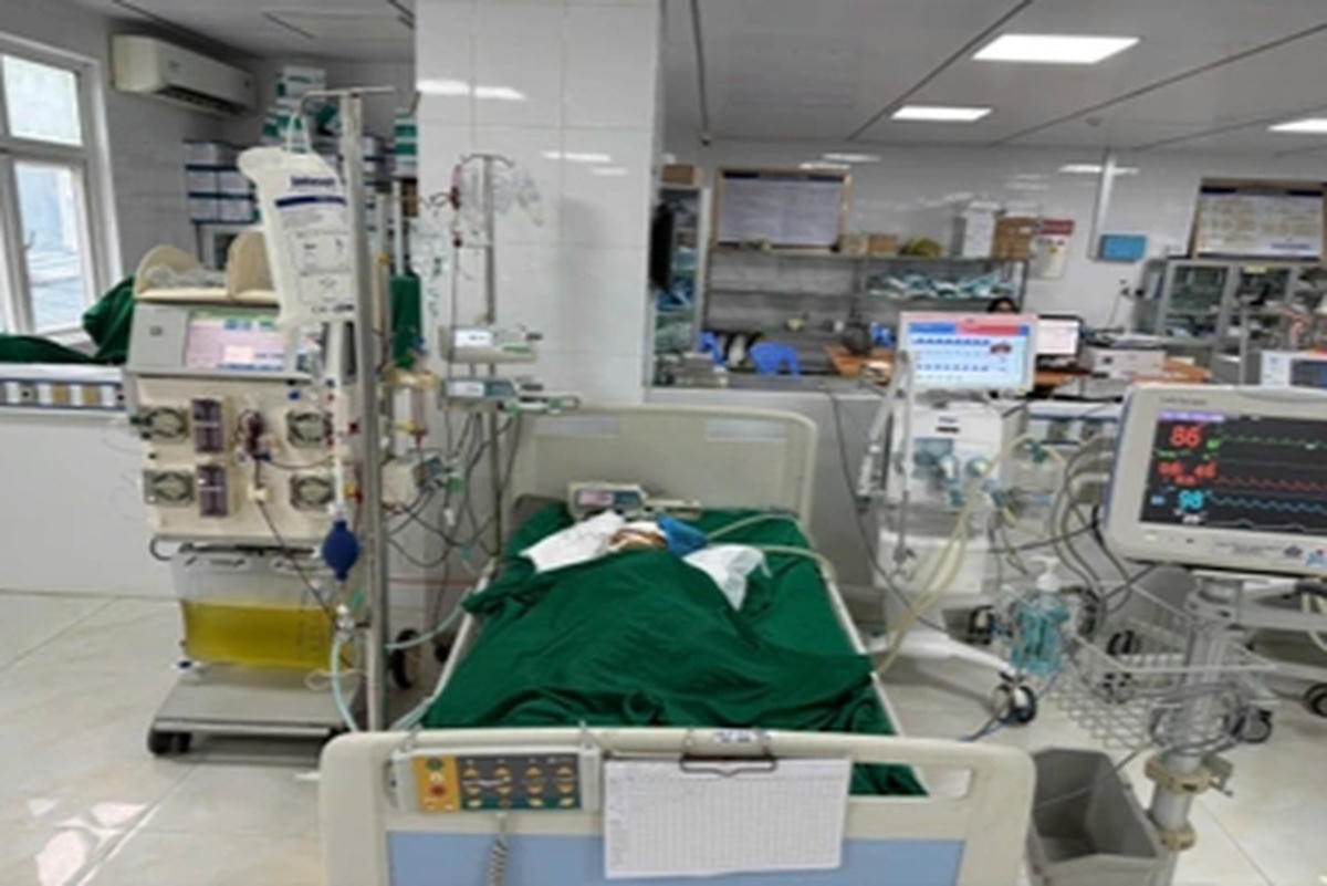 Bệnh nhi 9 tuổi được cứu sống dù bị đàn ông vò vẽ đốt hơn 50 nốt. Ảnh: HY.