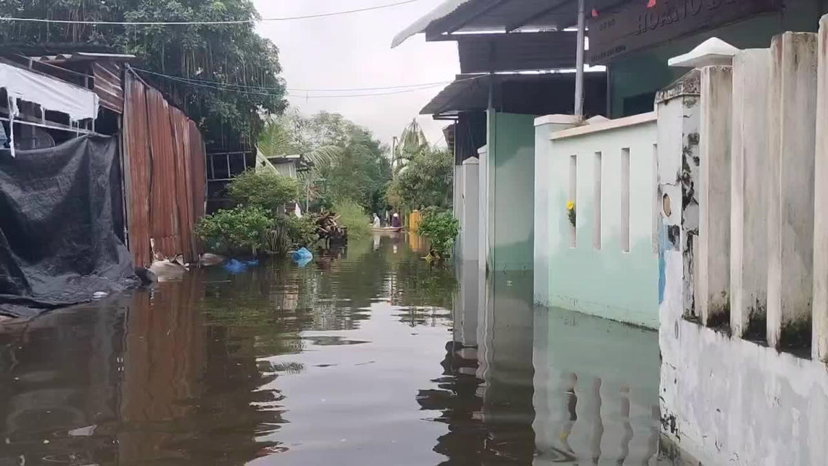 Đường dẫn vào khu dân ở phường Bàn Thạch ngập nước. Ảnh: Chí Đại.