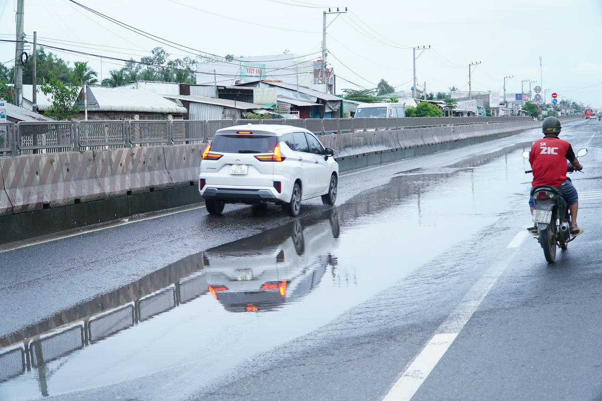 Mặt đường QL1A đoạn phường Ngã Bảy đến Cầu Ba Rinh, xã Đại Hải, TP Cần Thơ lún bên phải tuyến. Ảnh: Thanh Tiến.