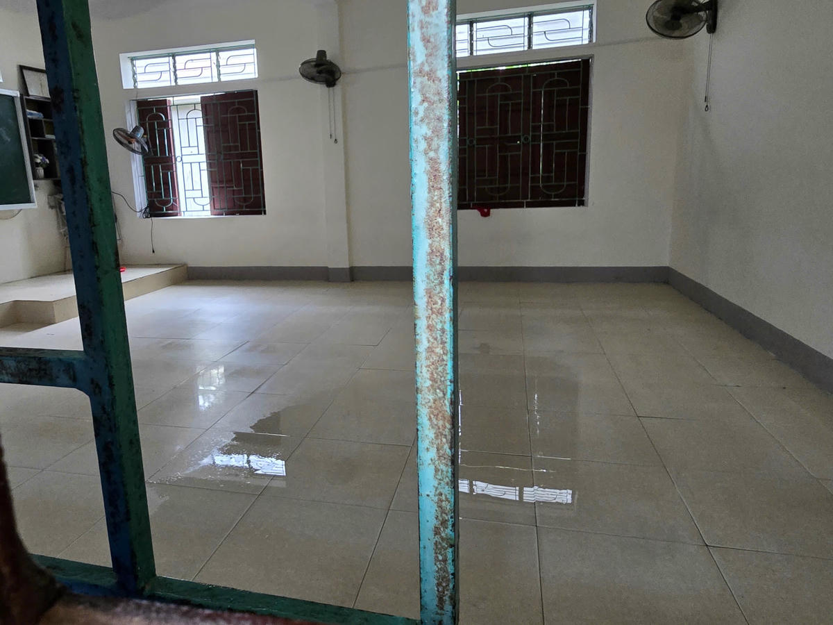 Nước thấm dột vào phòng học. Ảnh: Điền Bắc