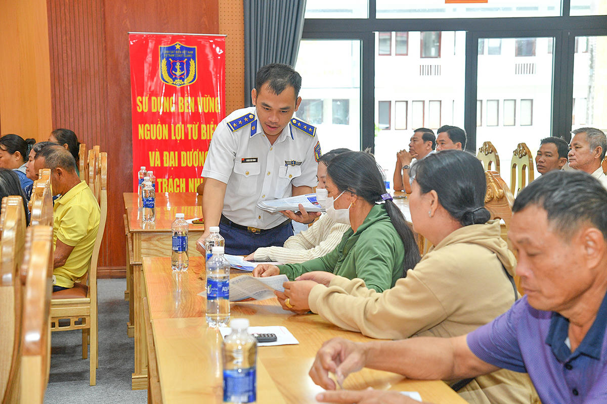 Cán bộ Bộ Tư lệnh Vùng Cảnh sát biển 4 phát tờ rơi tuyên truyền cho bà con ngư dân phương Hà Tiên. Ảnh Bộ Tư lệnh Vùng Cảnh sát biển 4. Ảnh Nguyễn Minh.&nbsp;