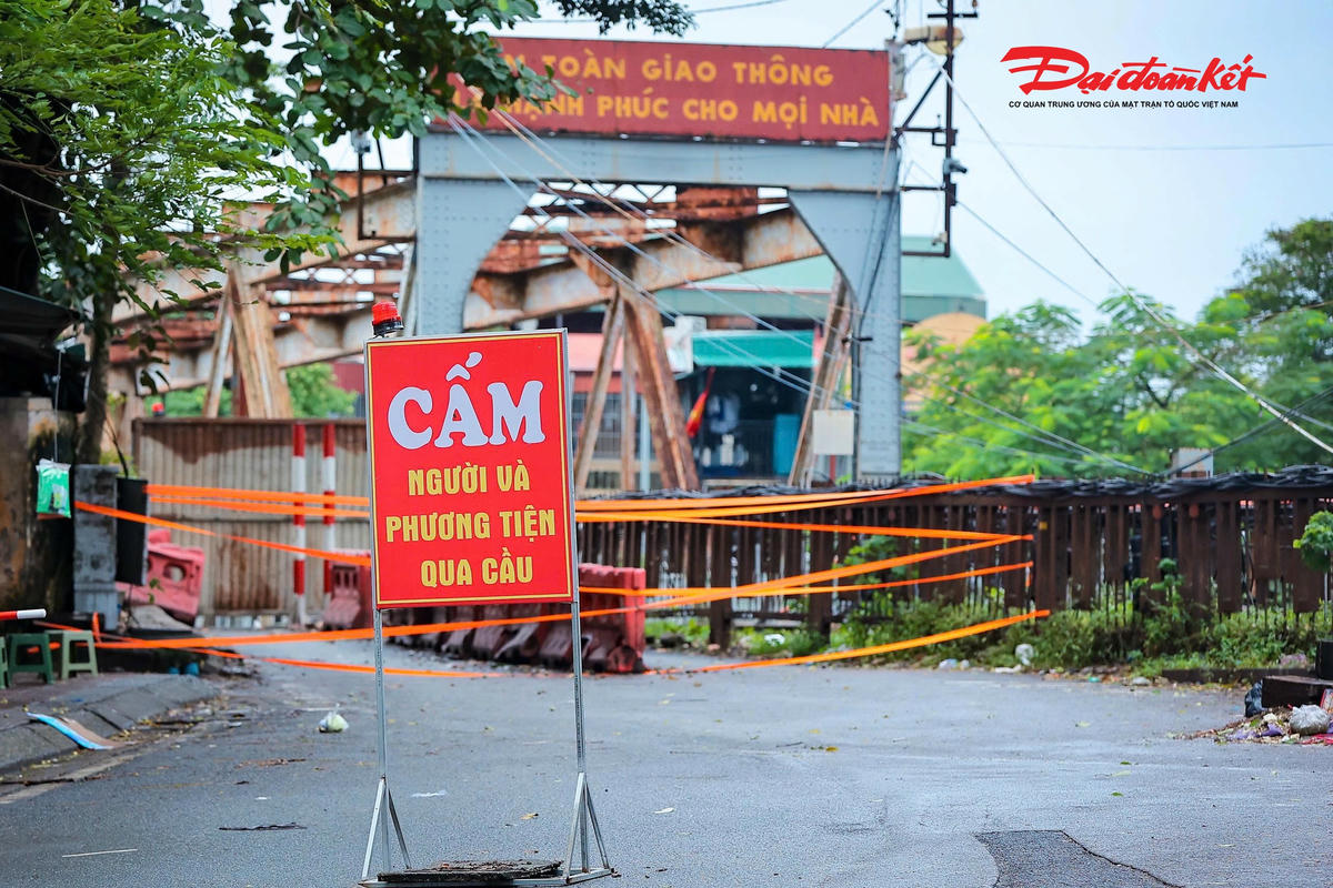 Theo ghi nhận của PV Báo Đại đoàn kết, ngày 4/11, cầu Long Biên cấm toàn bộ phần đường . dành cho xe thô sơ hướng từ phường Bồ Đề sang phường Hoàn Kiếm để tiến hành sửa chữa&nbsp;. định kỳ cầu Trần Nhật Duật Km2+215, tuyến đường sắt Hà Nội – Đồng Đăng.