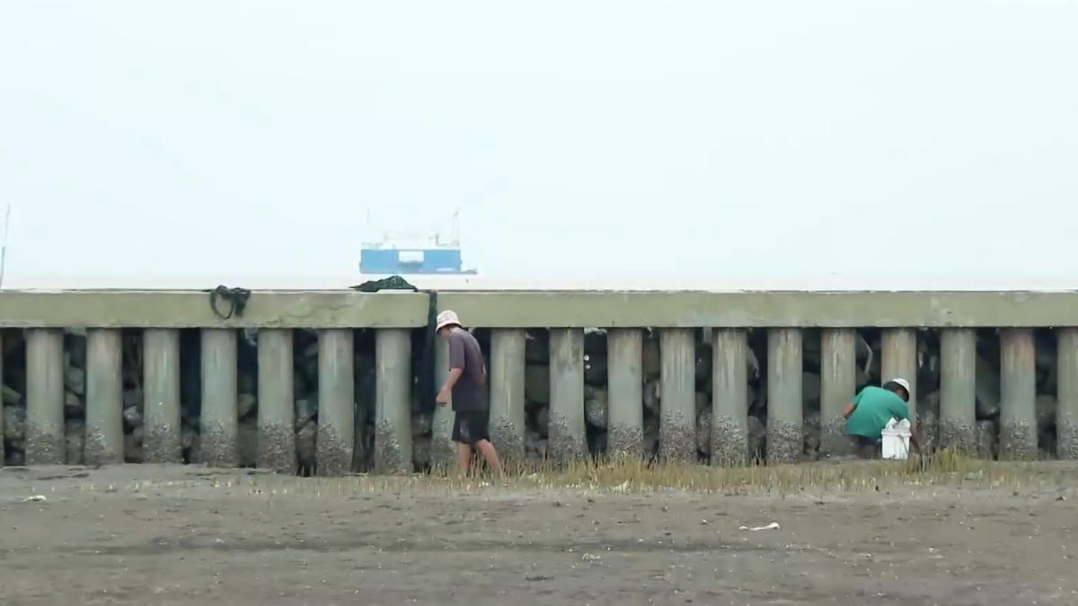 Mặt trời càng lên cao, nước rút càng nhanh, chỉ còn trơ lại những bãi bùn trải rộng cũng là lúc nhiều người dân ven biển bắt đầu một ngày mưu sinh. Ảnh: Nguyên Du.