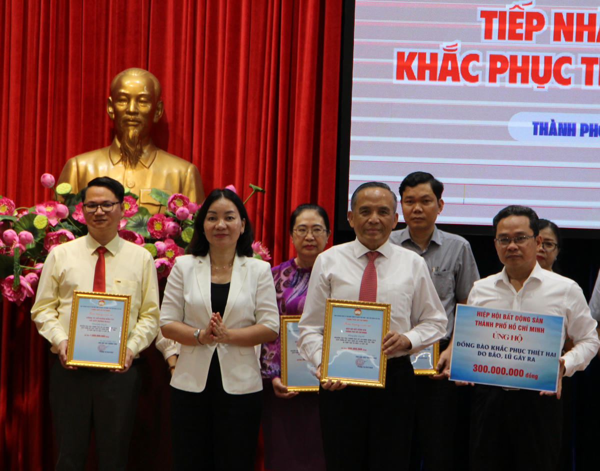 Các đơn vị trao ủng hộ đồng bào ngày 4/11. Ảnh: Q.Đ.