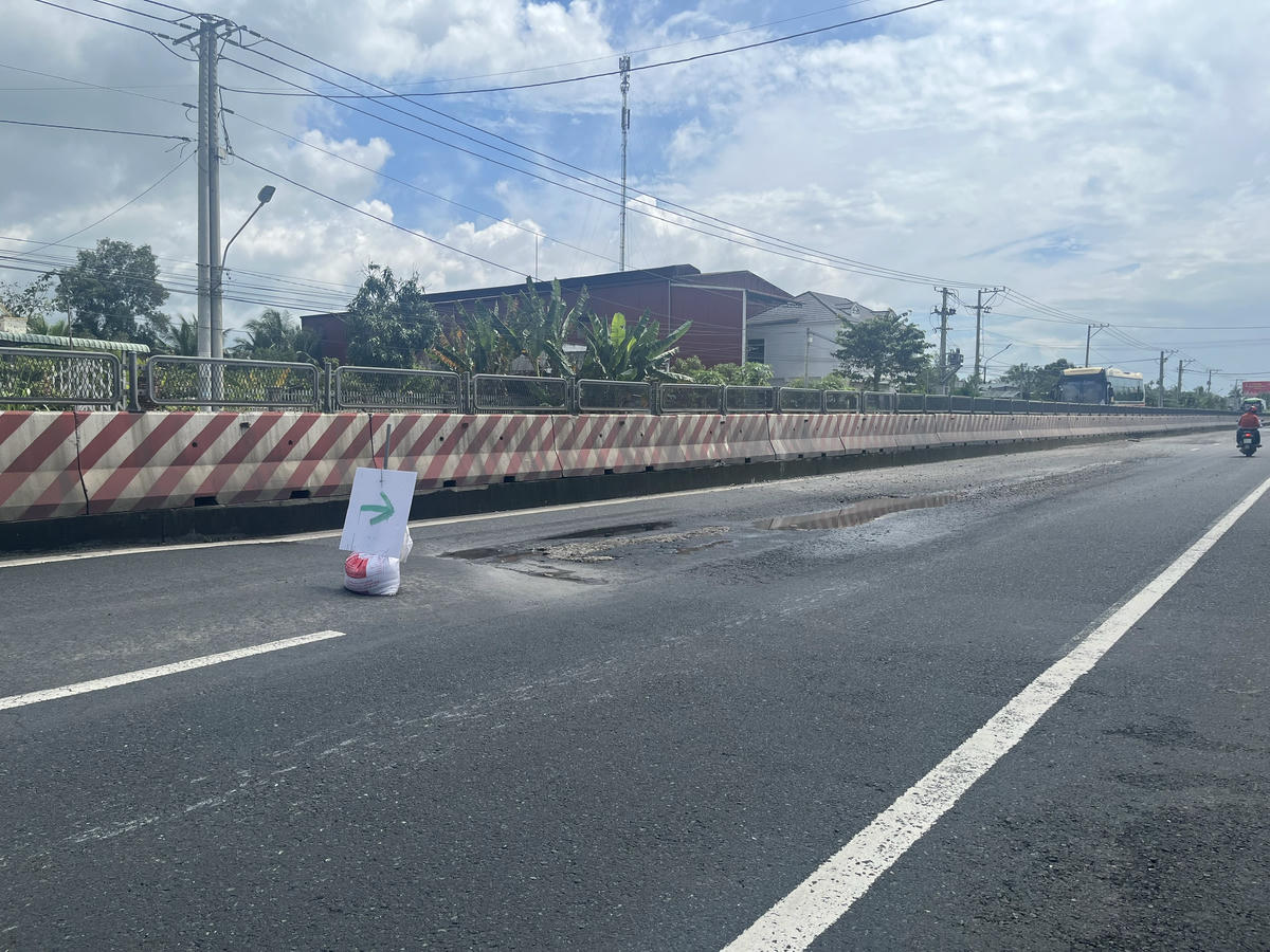 Ổ gà trên QL1A, đoạn qua phường Ngã Bảy (TP Cần Thơ).