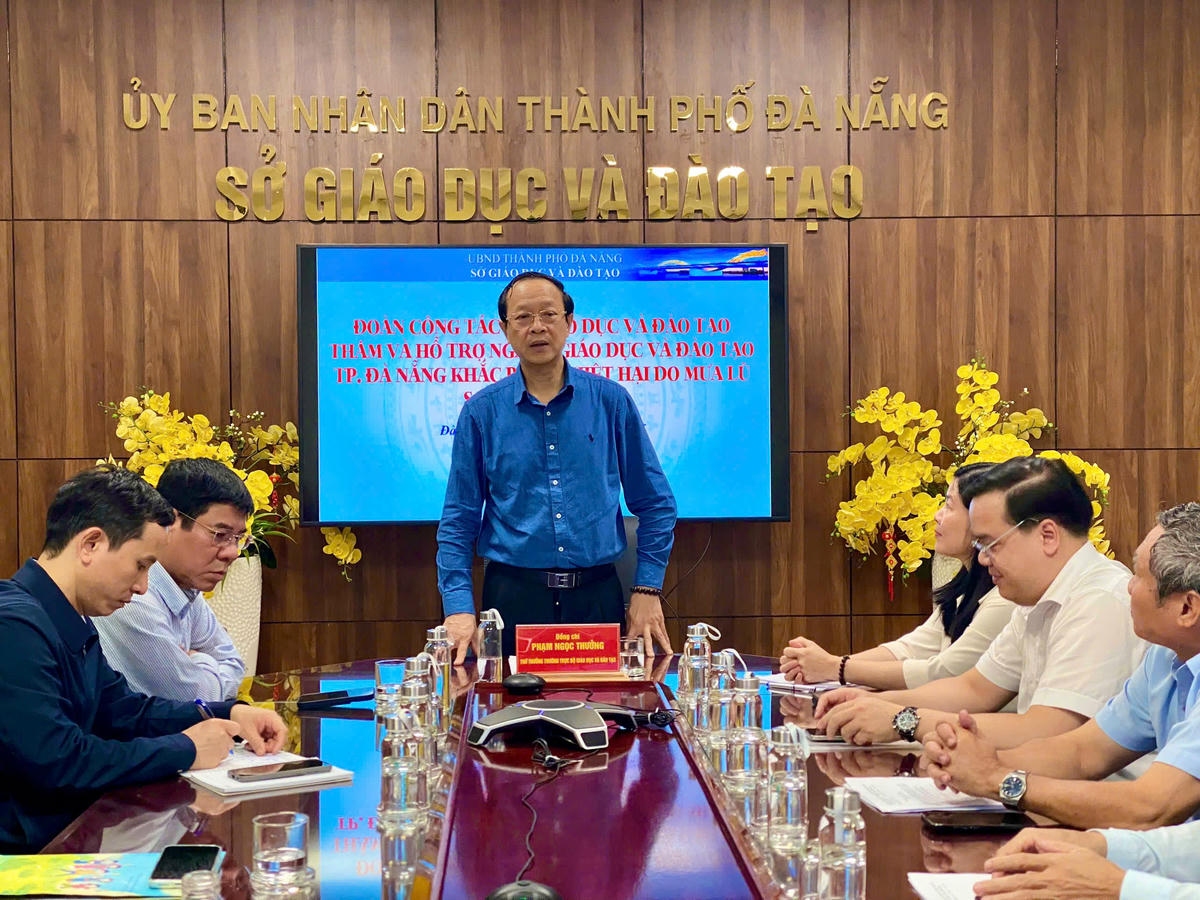 Thứ trưởng Thường trực Phạm Ngọc Thưởng trao đổi tại buổi làm việc với Sở GDĐT thành phố Đà Nẵng.