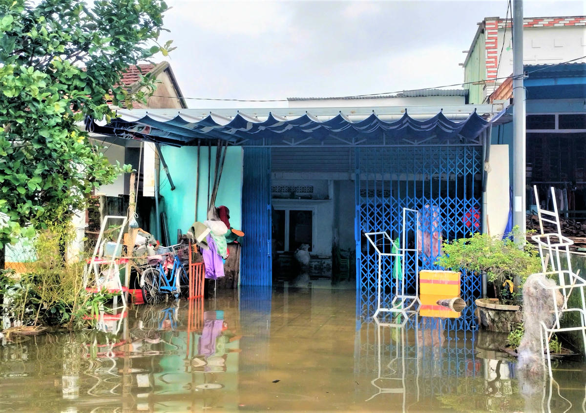 Nước tràn vào nhà dân ở phường Bàn Thạch. Ảnh: Nguyễn Tín.