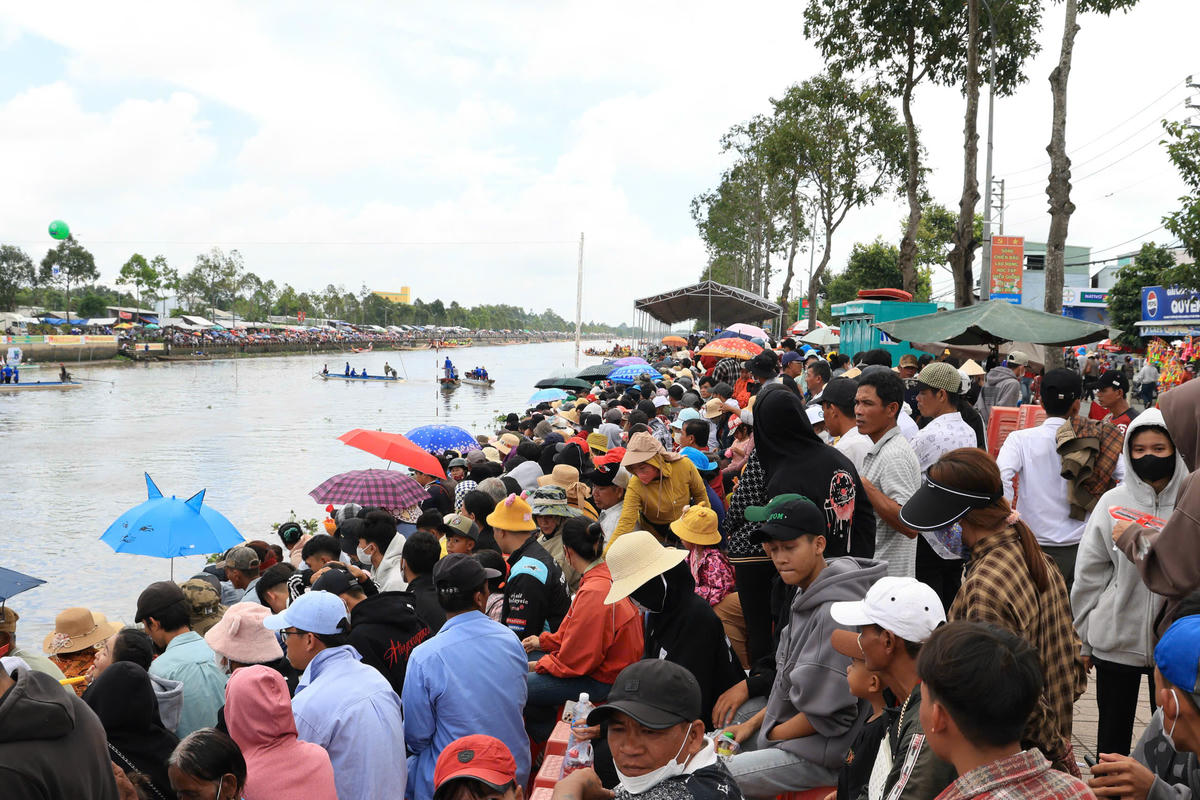 Giải đua ghe Ngo thu hút hàng chục nghìn người đến xem, cổ vũ. Ảnh: M.T.