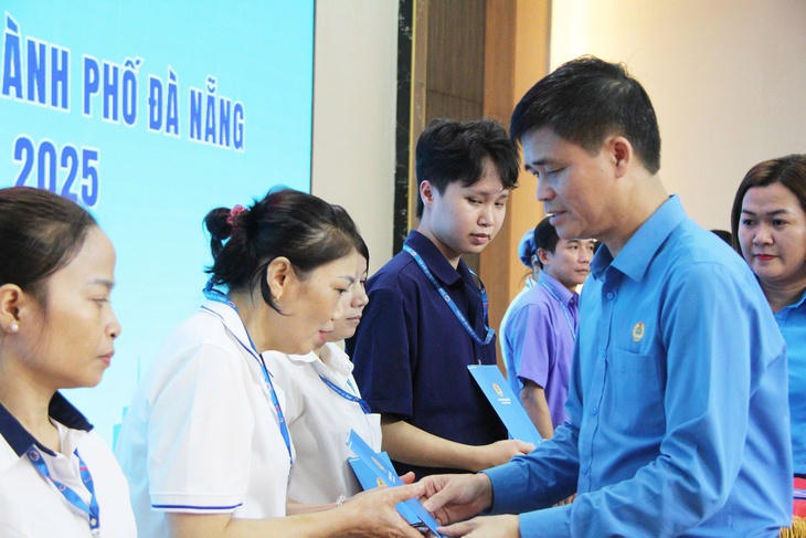 Ông Ngọ Duy Hiểu trao hỗ trợ cho công nhân Công ty cổ phần Dệt may 29-3 (TP Đà Nẵng) - Ảnh: V.T.