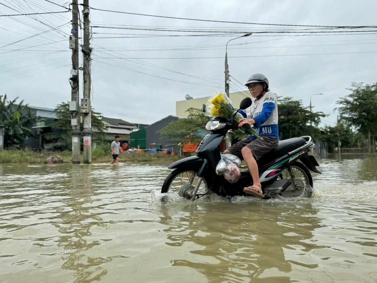 Phương tiện đi lại khó khăn đoạn đường ngập nước ở thôn Đông Yên. Ảnh: Chí Đại.