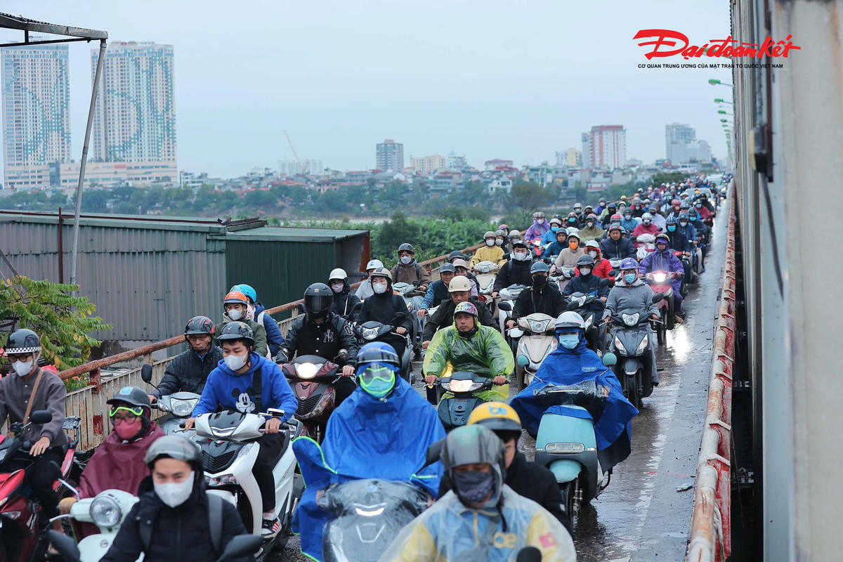 Vì vậy, cầu Chương Dương phải "gồng gánh" lượng phương tiện lớn từ cầu Long Biên di chuyển qua.