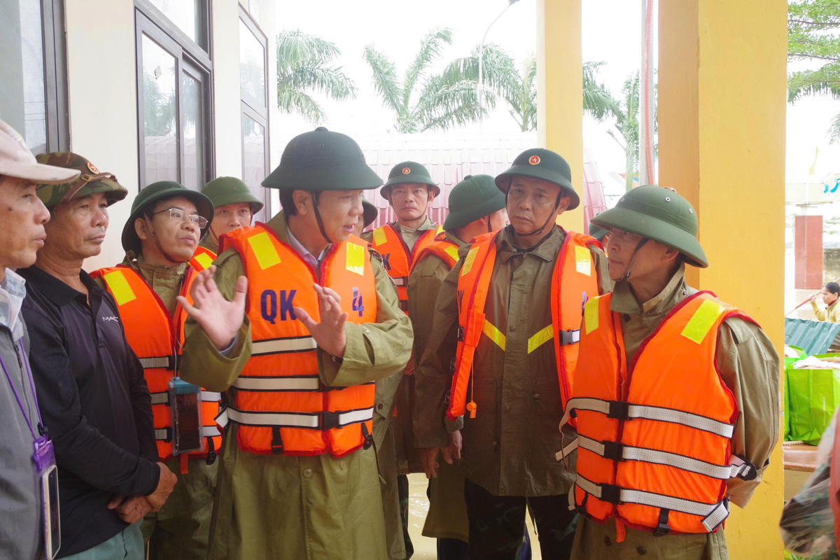 Ông Hoàng Nam kiểm tra, chỉ đạo khắc phục mưa lụt tại xã Lệ Thủy. Ảnh: QSQT.