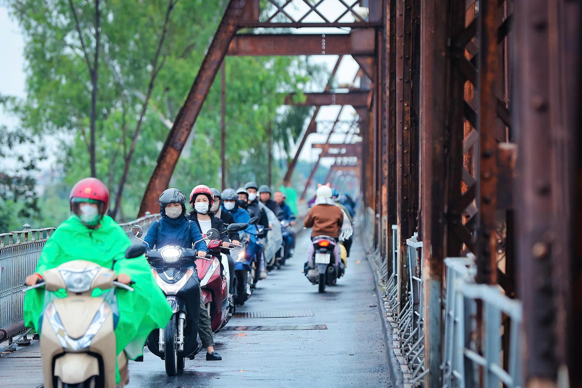 Tại khu vực cầu Long Biên, các phương tiện di chuyển ngược chiều gây mất an toàn giao thông để tiết kiệm thời gian.