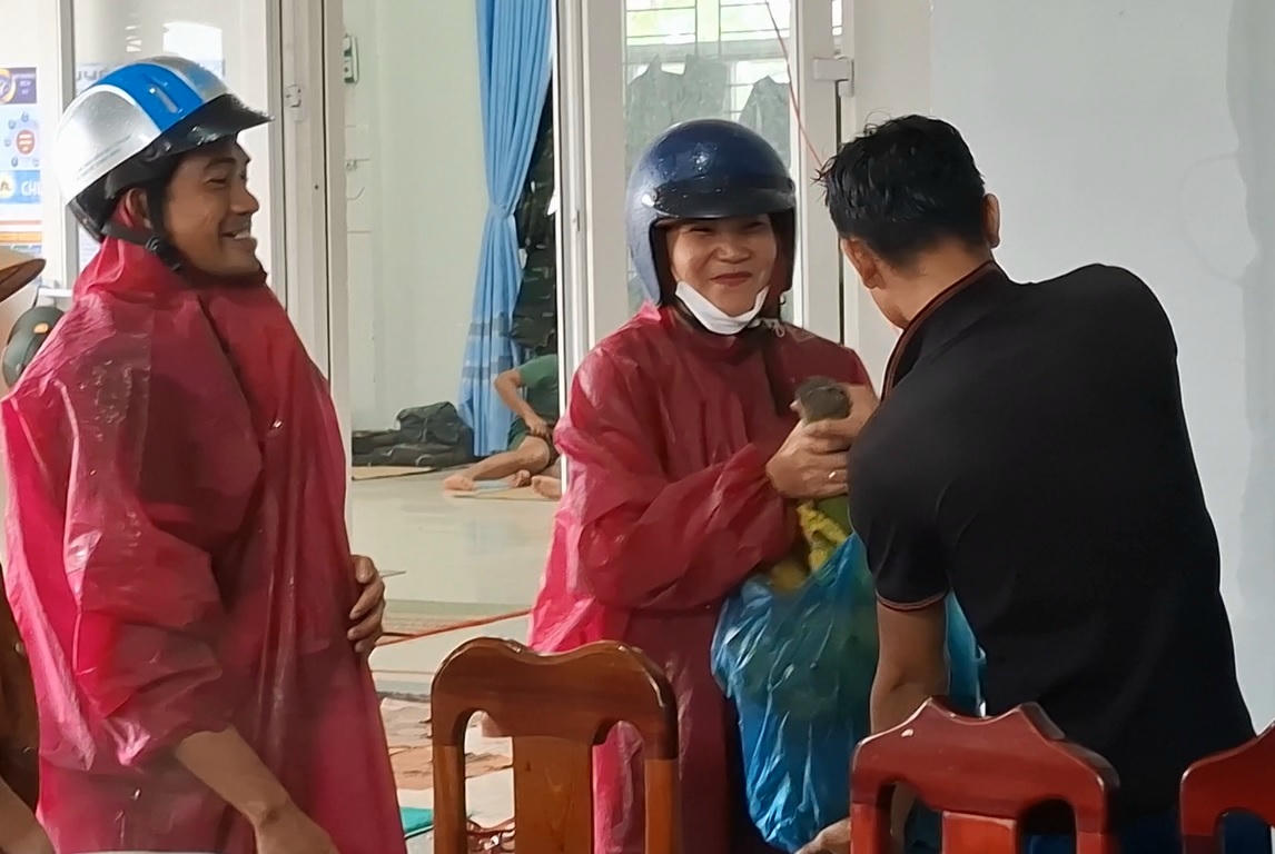 Người dân xã tặng bộ đội buồng chuối. Ảnh: Hoàng Nam Thành.