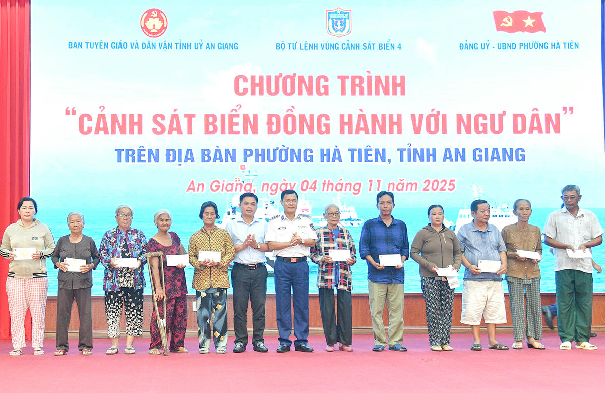 Bộ Tư lệnh Vùng Cảnh sát biển 4 tặng quà các gia đình hộ nghèo, cận nghèo, ngư dân có hoàn cảnh khó khăn phường Hà Tiên. Ảnh Bộ Tư lệnh Vùng Cảnh sát biển 4. Ảnh Nguyễn Minh.