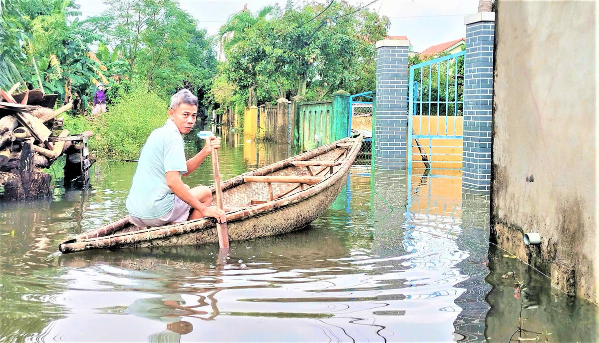 Ông Trần Tùng Chi chèo ghe đi mua thực phẩm cho gia đình. Ảnh: Tấn Thành.