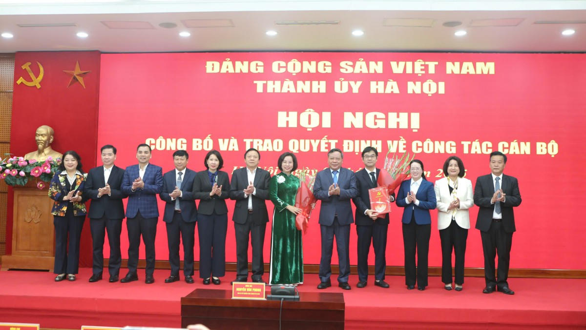 Lãnh đạo Thành ủy và Ban Thường trực Ủy ban MTTQ Việt Nam Thành phố, Ban Thường vụ Liên đoàn Lao động Thành phố tặng hoa chúc mừng bà Bùi Huyền Mai và ông&nbsp; Nguyễn Văn Thắng.