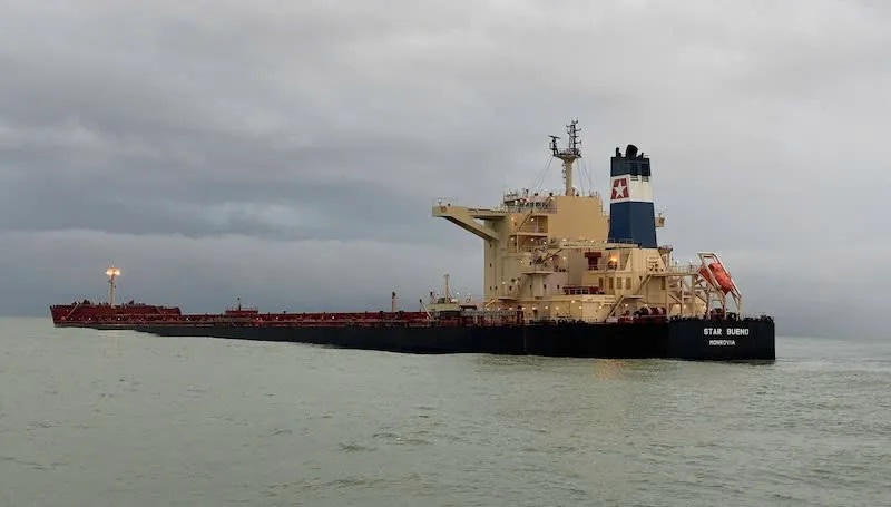 Tàu hàng quốc tịch Liberia đang mắc cạn tại vùng biển Dung Quất. Ảnh: CV.