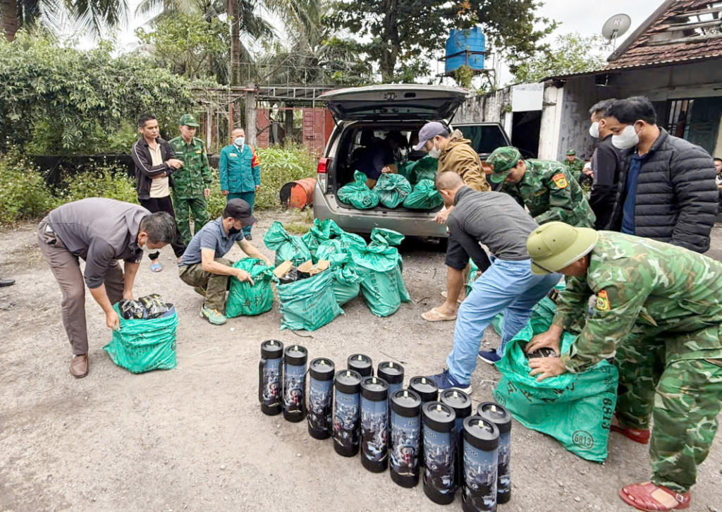 Lực lượng chức năng bắt giữ phương tiện vận chuyển các bình khí cười (N2O). Ảnh:&nbsp;BĐBP tỉnh Quảng Ninh.